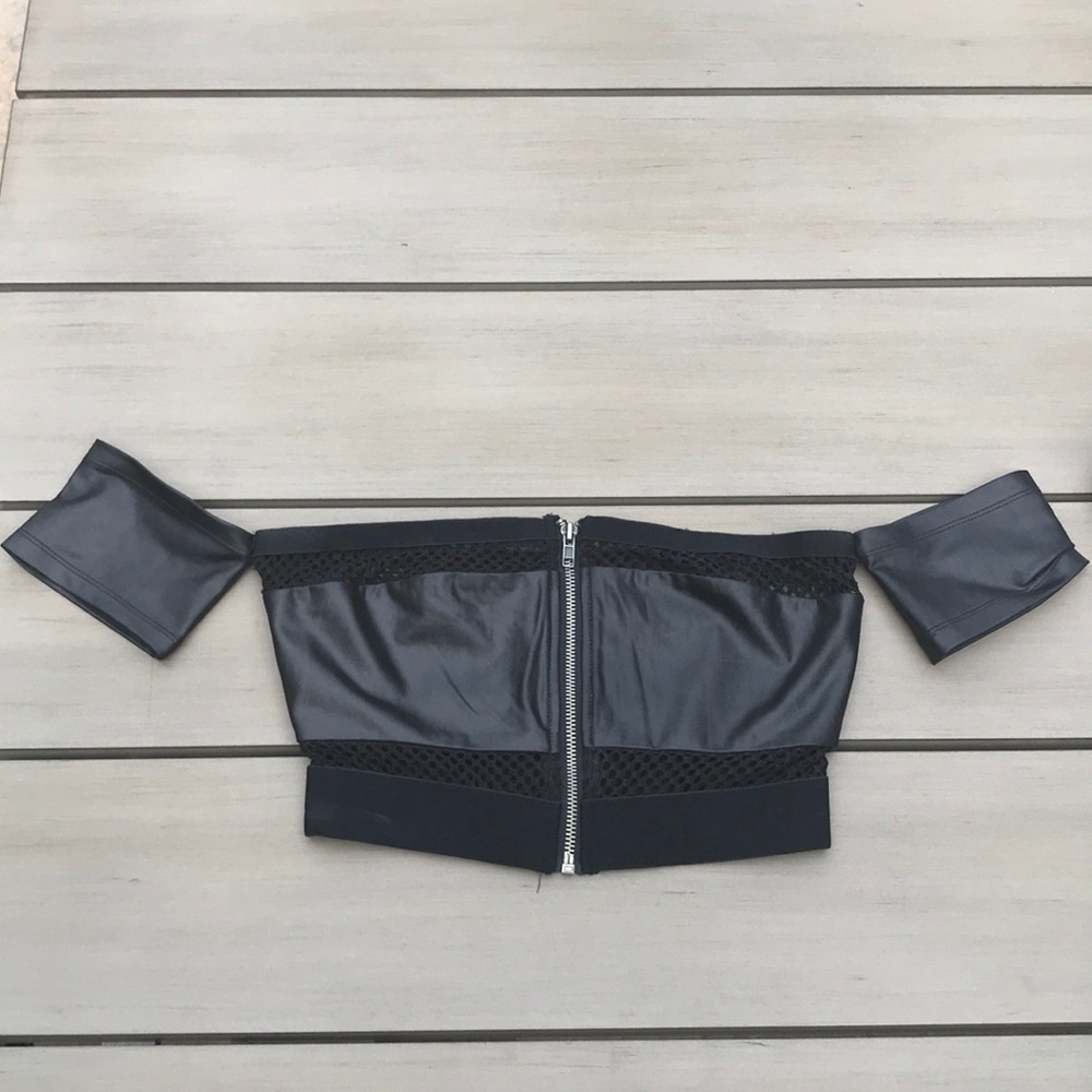 Off shoulder zip up crop top